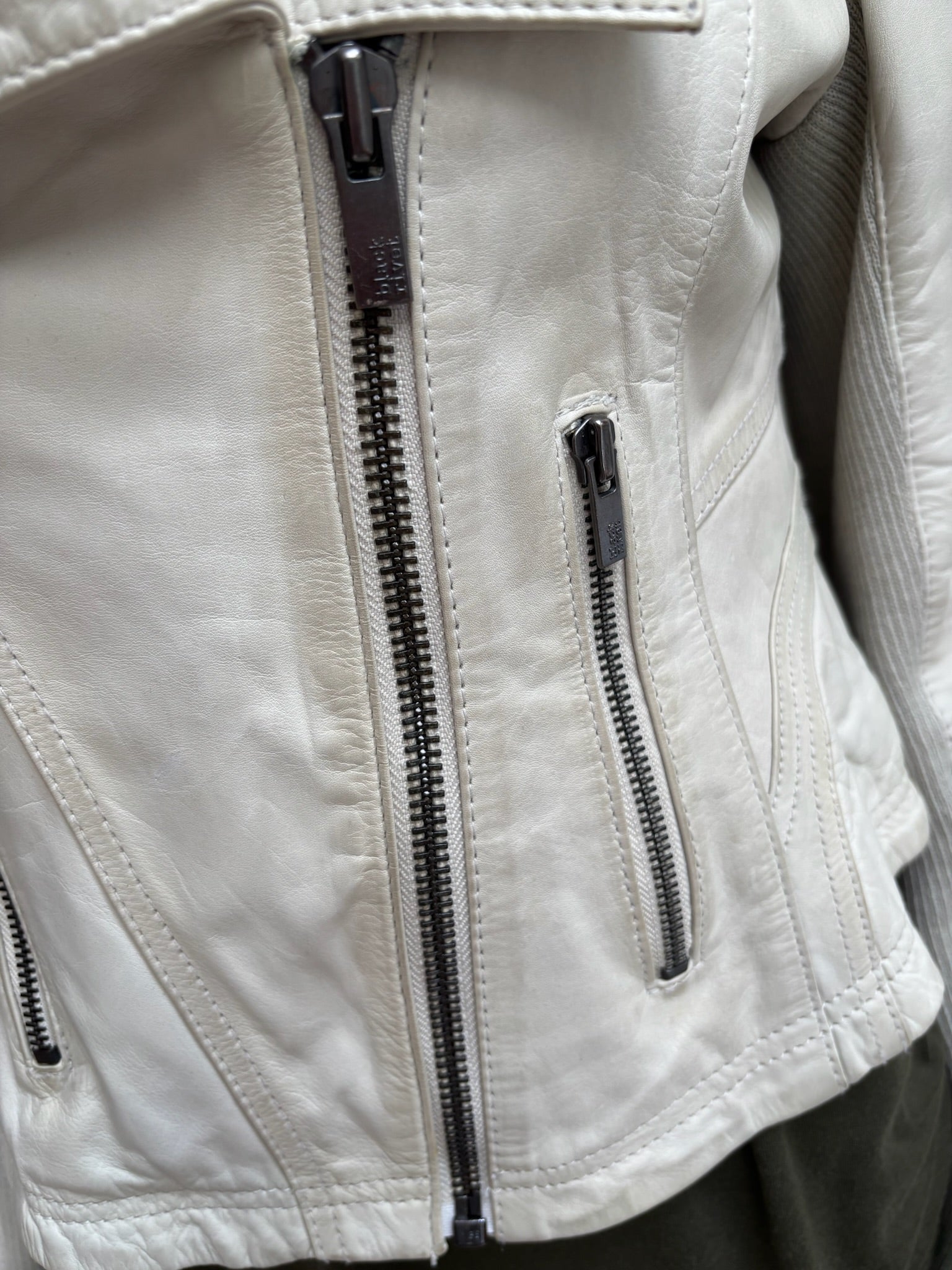 Black Rivet Cream Leather Moto Jacket — M