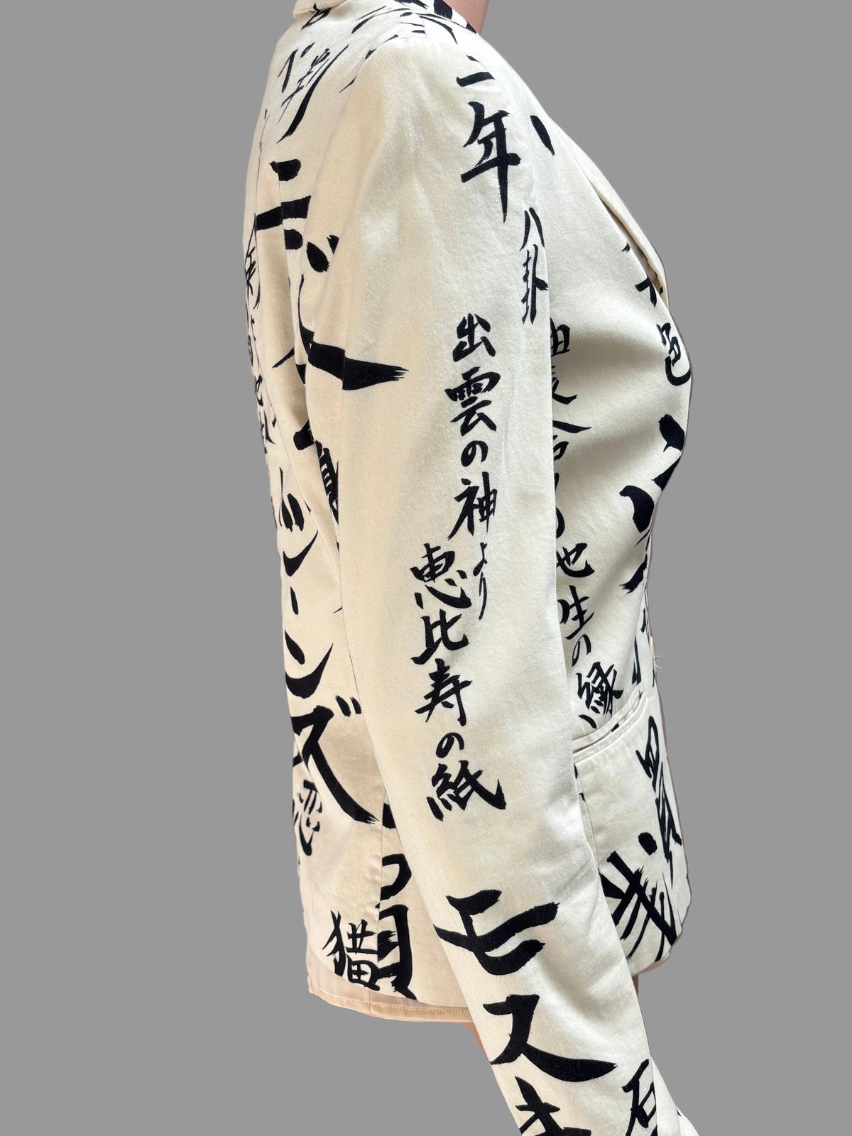 Mannequin wearing a white kimono with black Japanese text against a plain background