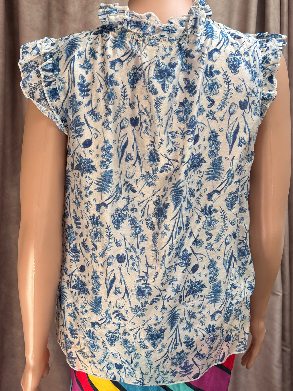 Delft patterned sleeveless blouse with ruffles