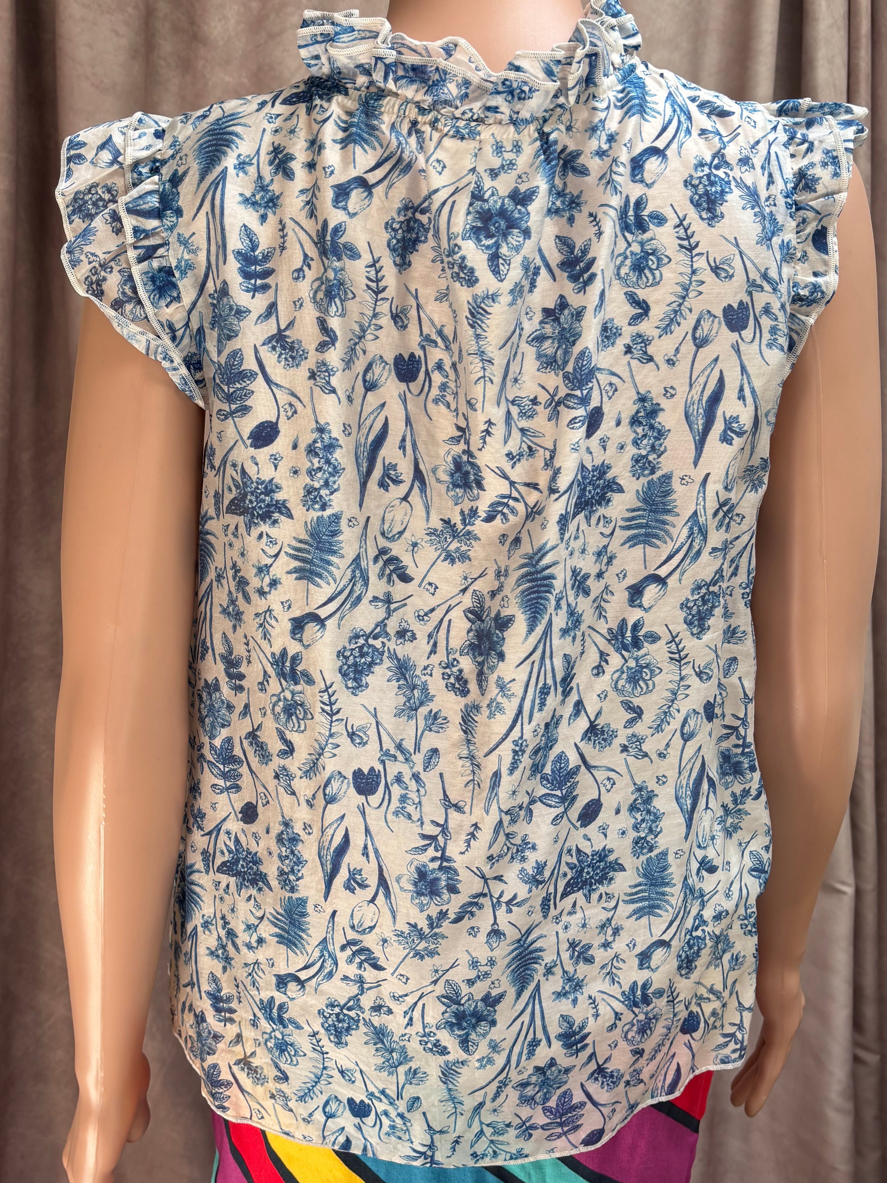 Delft patterned sleeveless blouse with ruffles