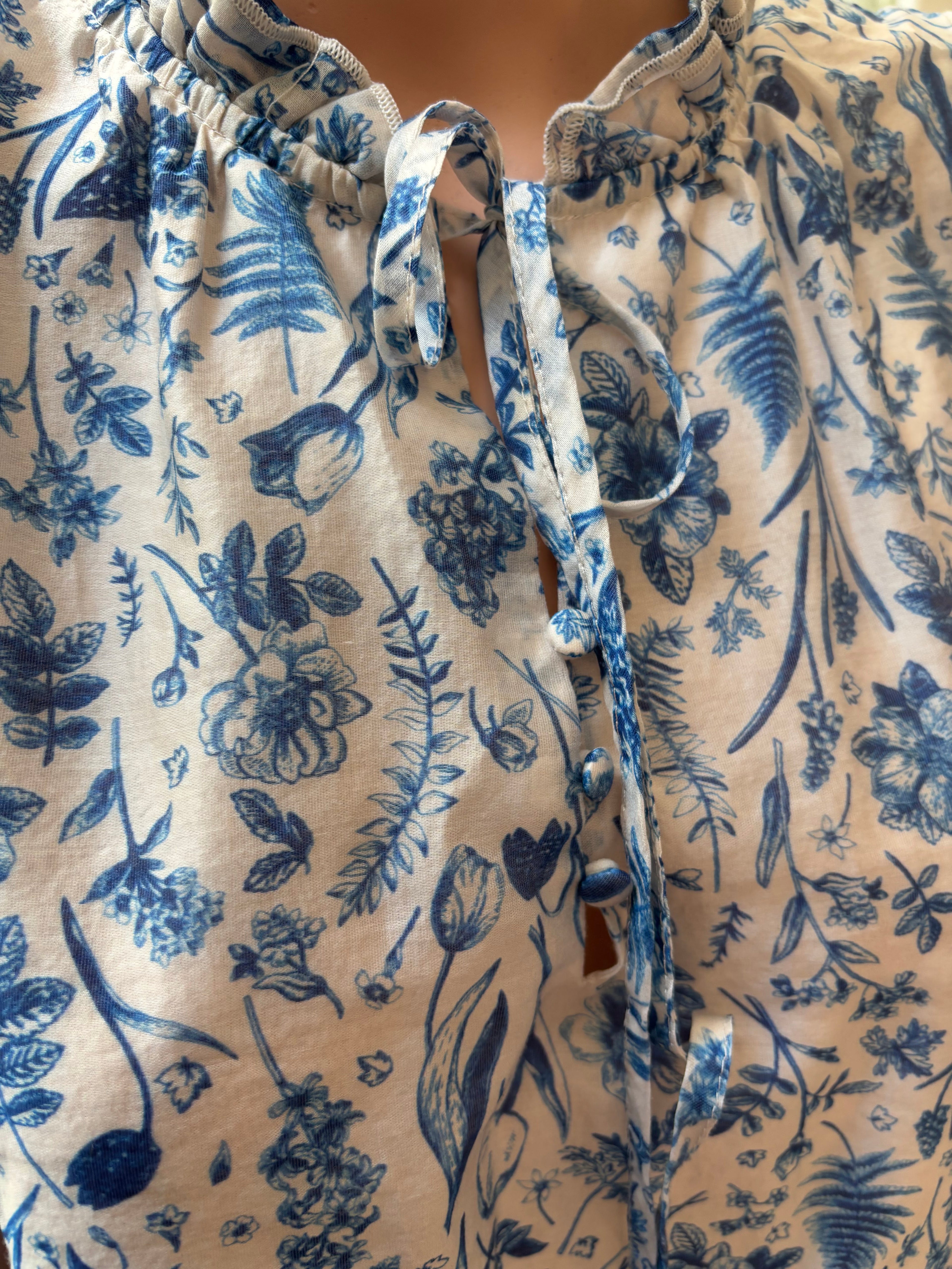 Delft patterned sleeveless blouse with ruffles