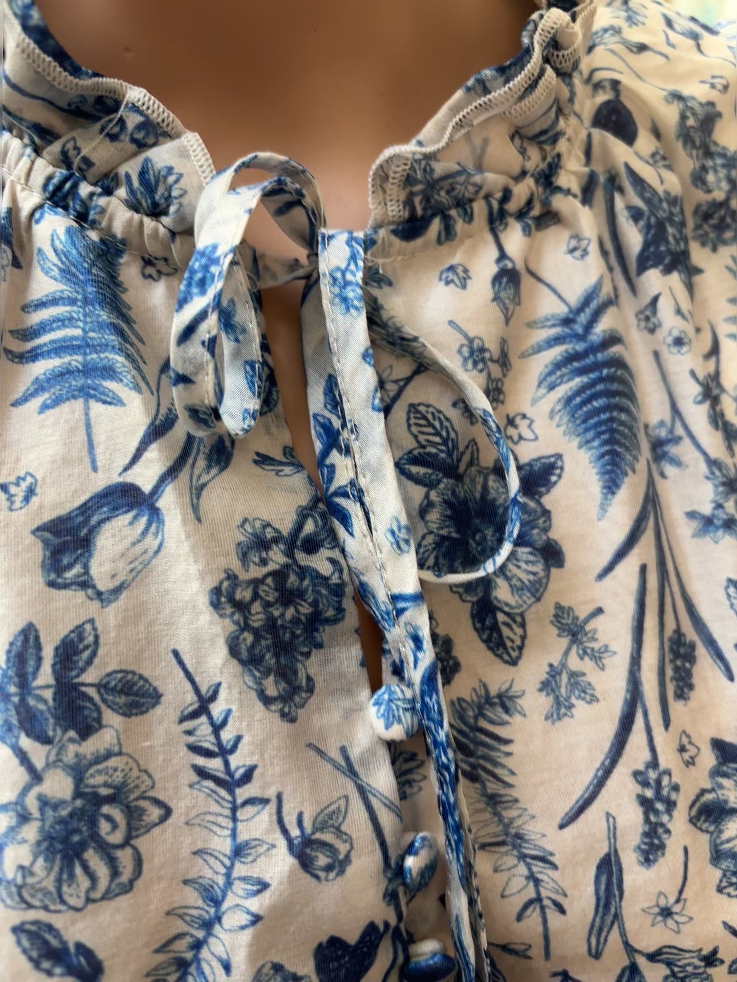 Delft patterned sleeveless blouse with ruffles